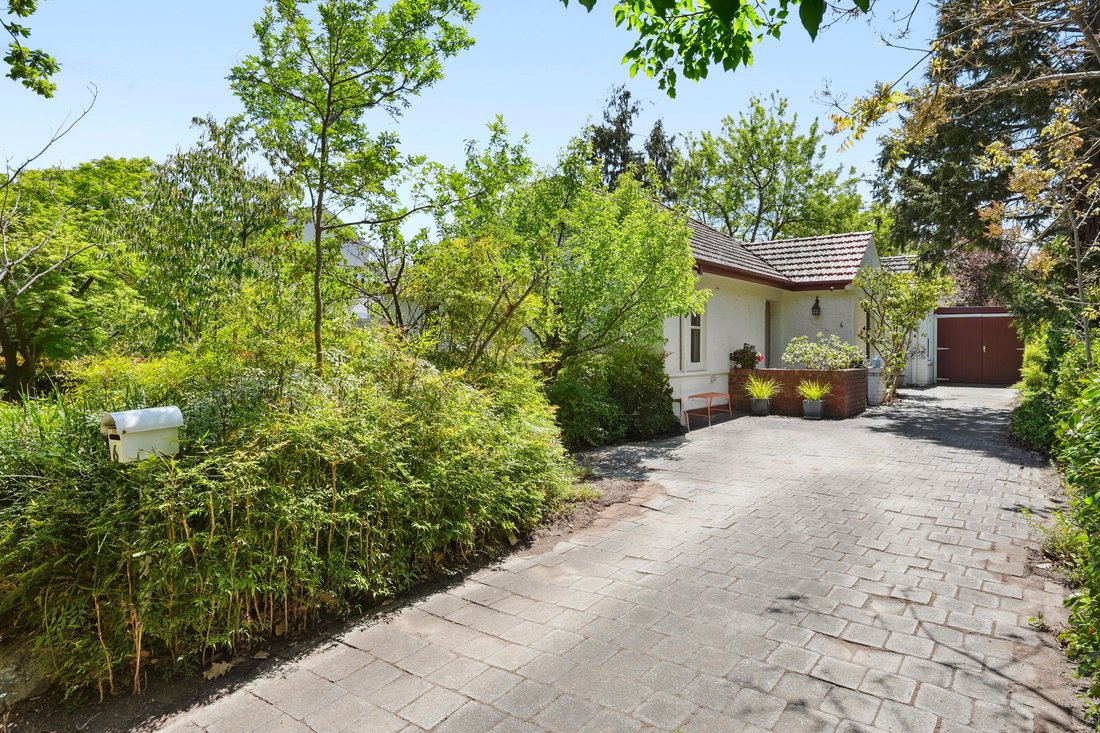 Stunning Blend Of Classic Charm And Modern Comfort In Reid, Australia