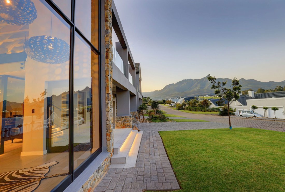 An Elegant Home With Amazing Views In Western Cape, South