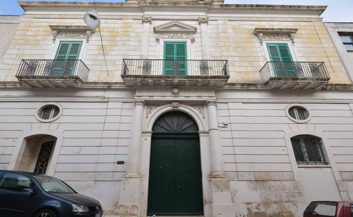 Rue Ludovico - Corso Umberto I - Rue Vittorio Emanuele, Ostuni, Pouilles 1