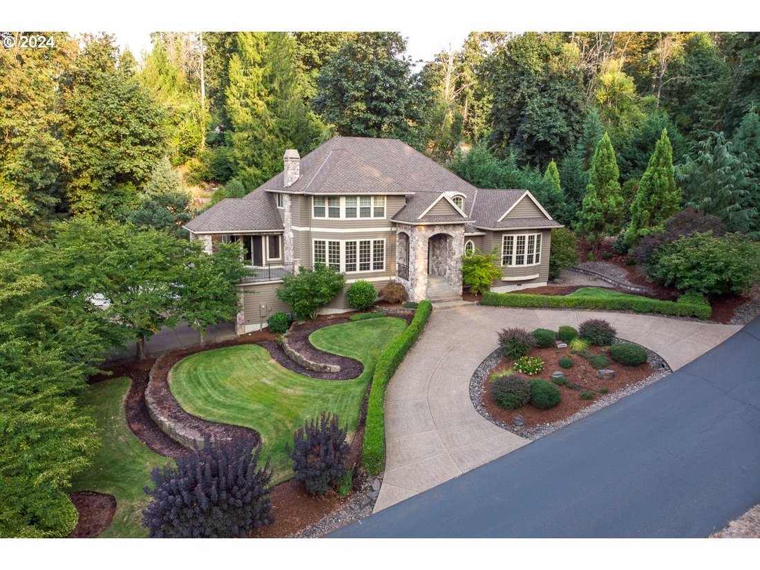 Grand Home In Exclusive Gated Community In Oregon City, Oregon, United