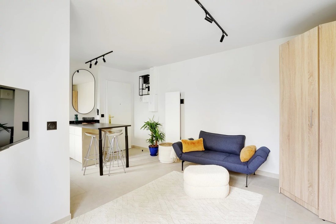 Courbevoie Apartment In Courbevoie, île De France, France For Rent