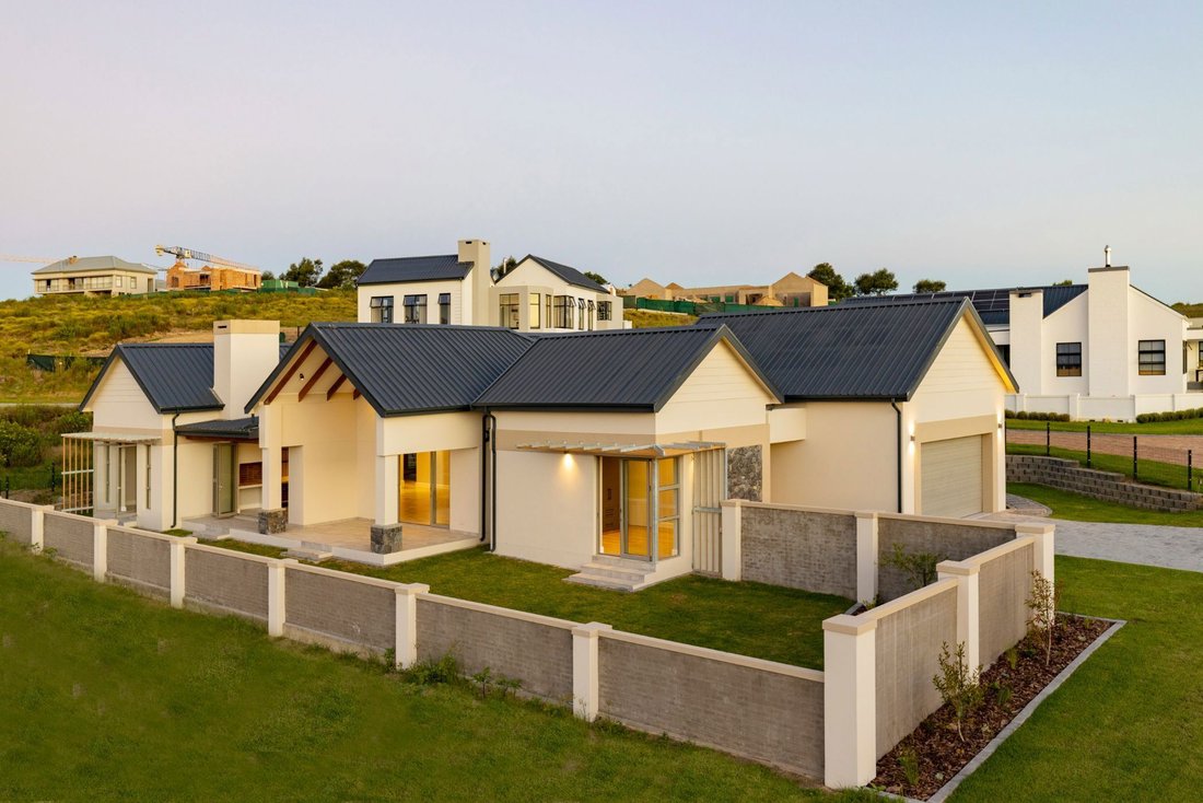 Immaculate Four Bedroom Home In Kingswood In Western Cape