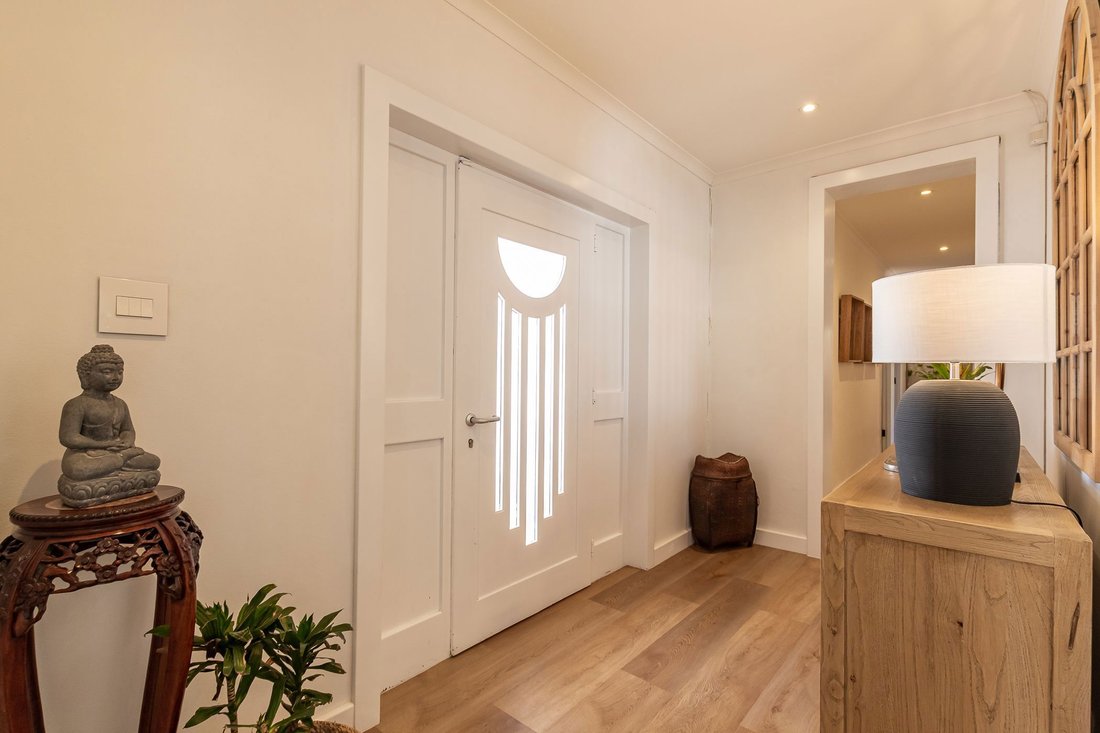 Newley Renovated 4 Bedroom Home With In Cape Town, Western Cape, South