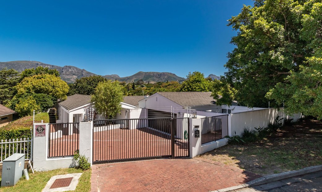 Newley Renovated 4 Bedroom Home With In Cape Town, Western Cape, South