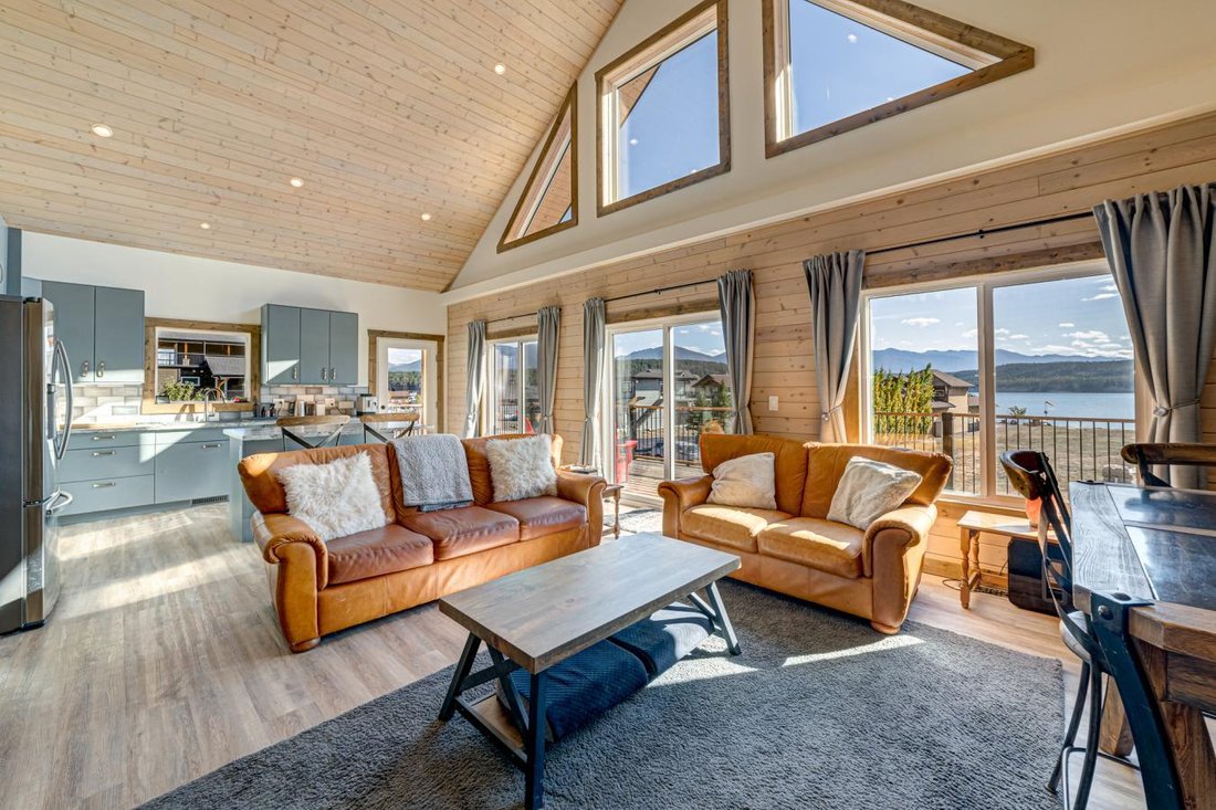 Charming Lakeside Haven In Grasmere, British Columbia, Canada For Sale