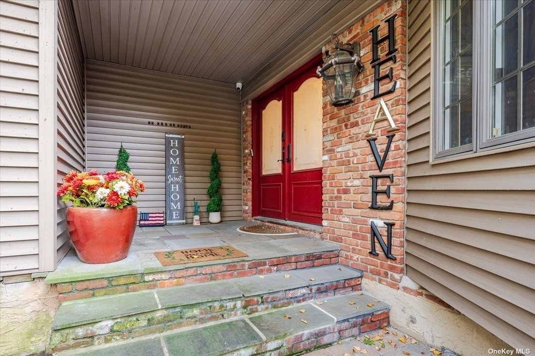 House Dix Hills In Huntington Station, New York, United States For Sale