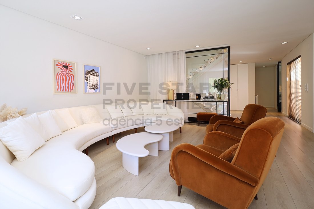 Villa With Luxury Finishes Near Estoril In Estoril, Lisbon, Portugal