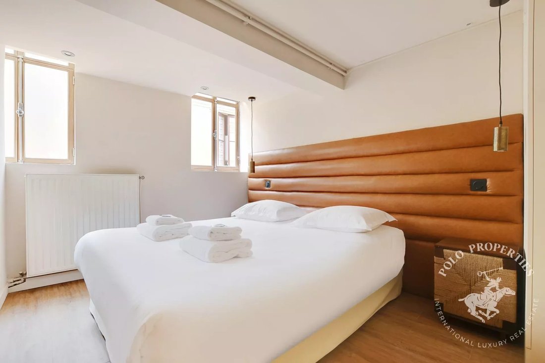 Commercial Premises With Hotel In Paris, île De France, France For Sale