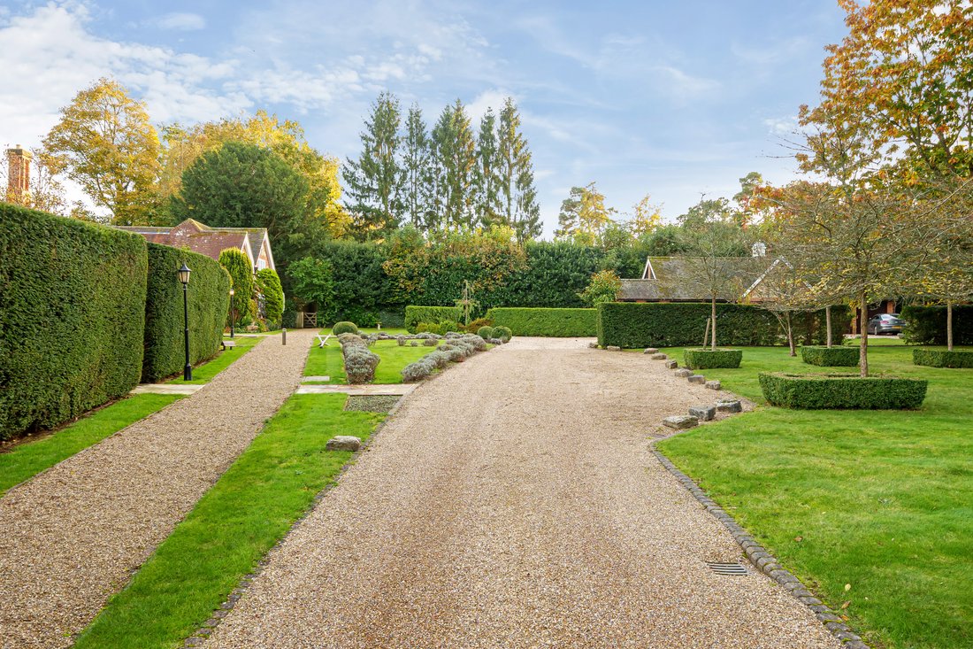 3 Bedroom Character Property For Sale In In Chipstead, England, United