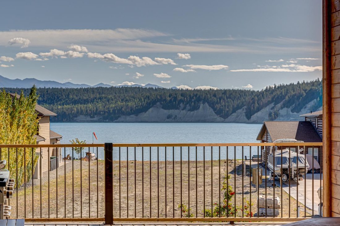 Charming Lakeside Haven In Grasmere, British Columbia, Canada For Sale