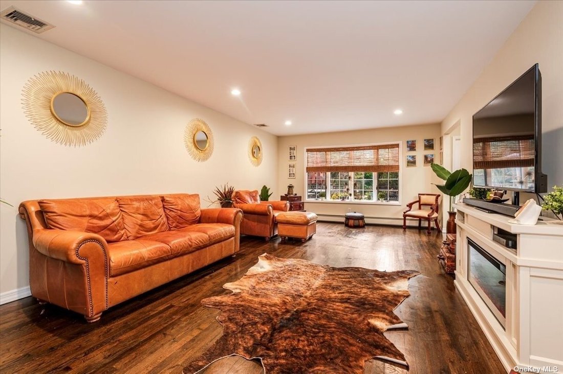 House Dix Hills In Huntington Station, New York, United States For Sale