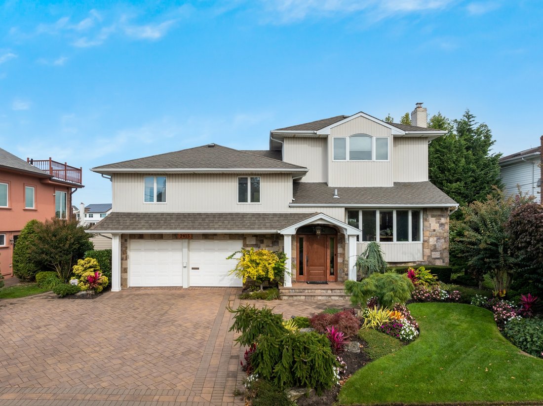 Remarkable Waterfront Home In Merrick In Merrick, New York, United