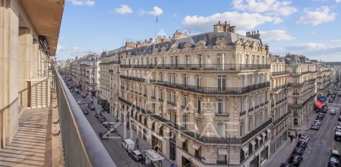 For Sale V Perfect Condition In Paris, île De France, France For