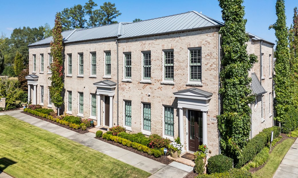 Showcase Townhome With A Pool, Private In Alpharetta, United