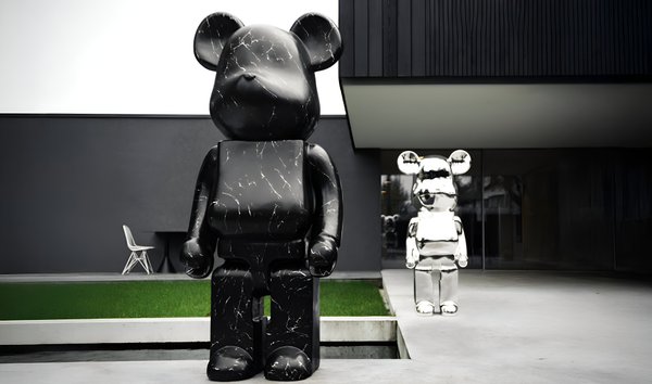Giant Bear Sculptures (14847586)
