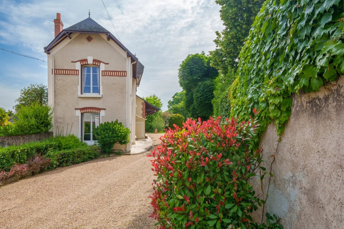 Mansion With Garages And Outbuilding In Amboise, Centre Val De Loire