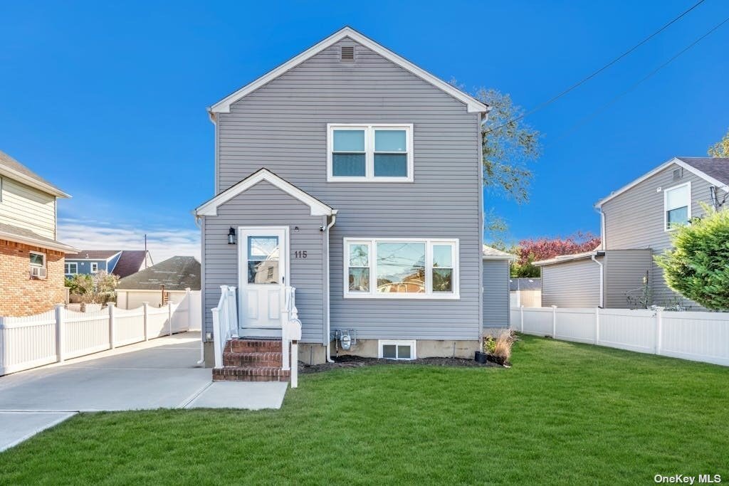 House Valley Stream In Valley Stream, New York, United States For Sale