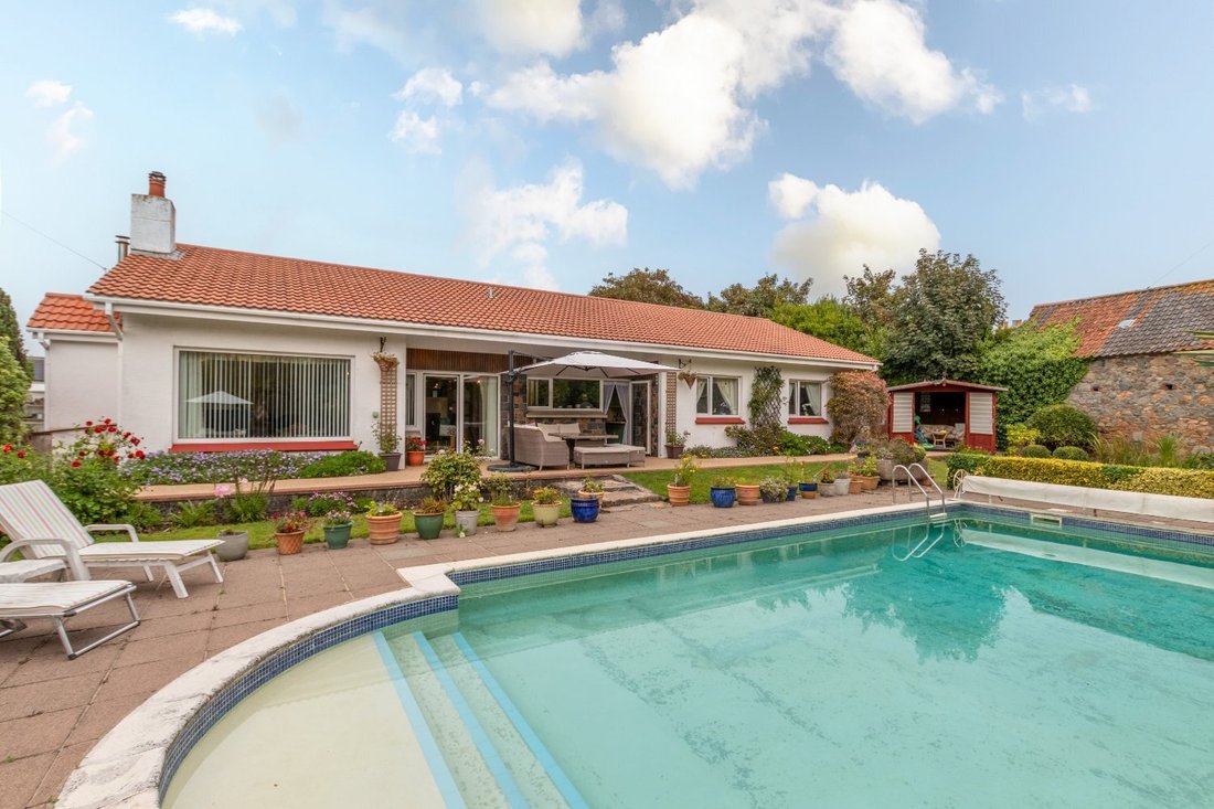 Bungalow in England 1 - 14850839