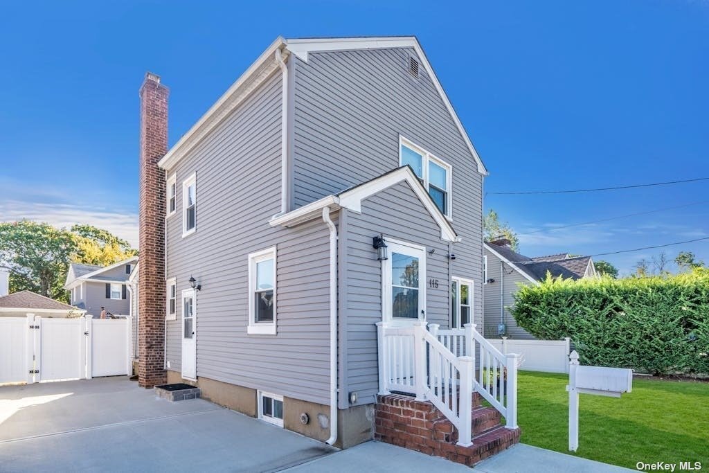 House Valley Stream In Valley Stream, New York, United States For Sale