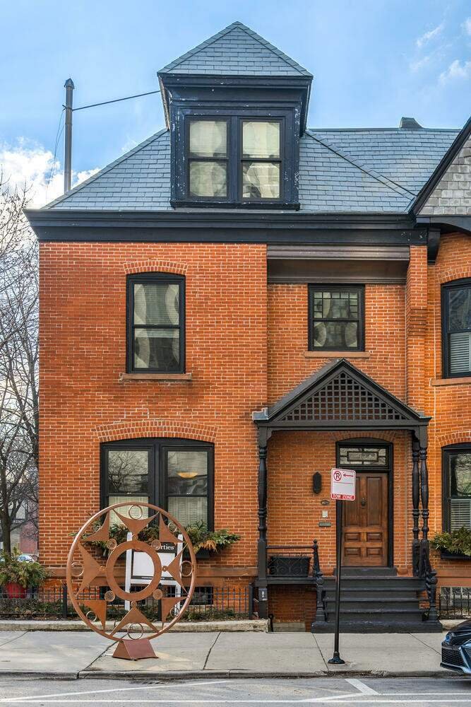 Prime Corner Property In The Heart Of Old In Chicago, Illinois, United