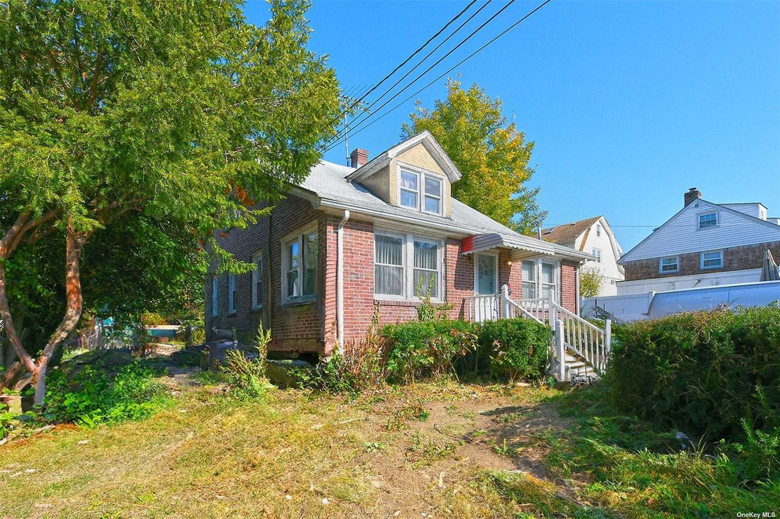 House Roslyn Heights In Albertson, New York, United States For Sale