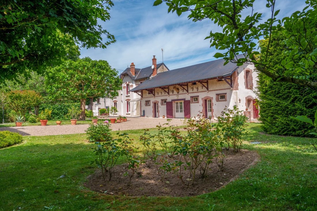 Mansion With Garages And Outbuilding In Amboise, Centre Val De Loire