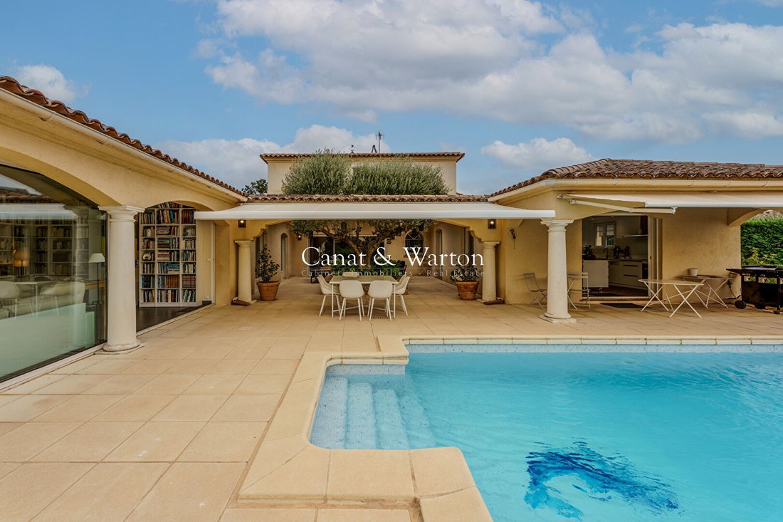 Villa In Saint Raphaël, Provence Alpes Côte D'azur, France For Sale