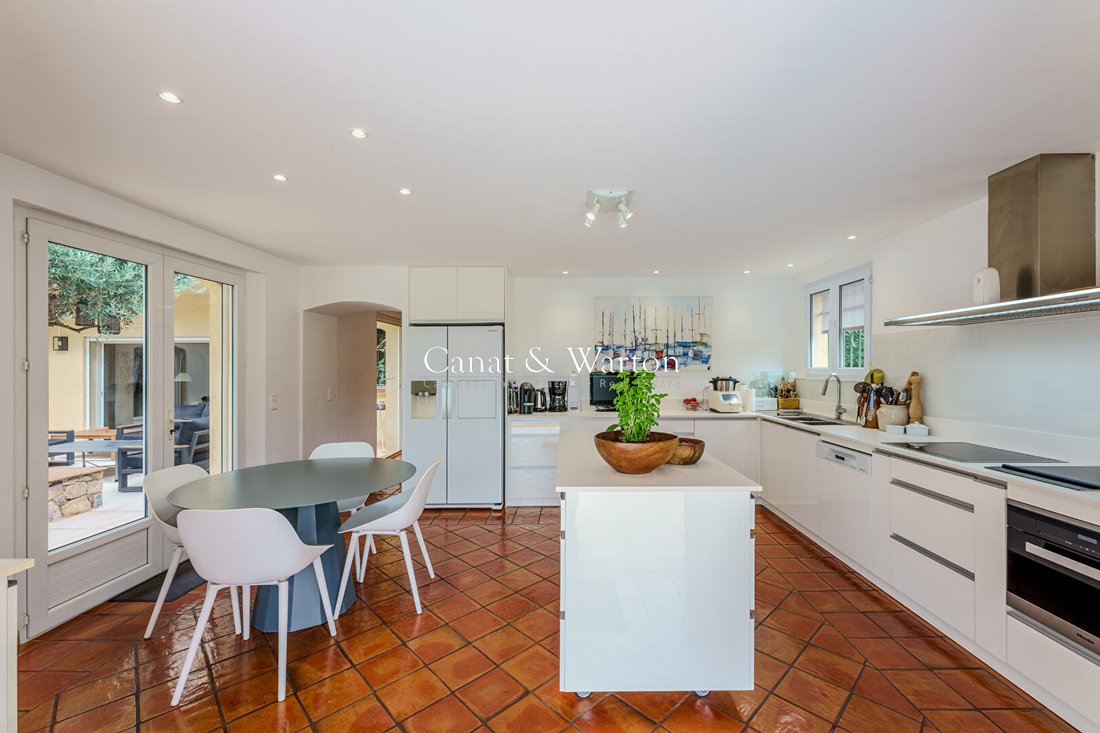 Villa In Saint Raphaël, Provence Alpes Côte D'azur, France For Sale