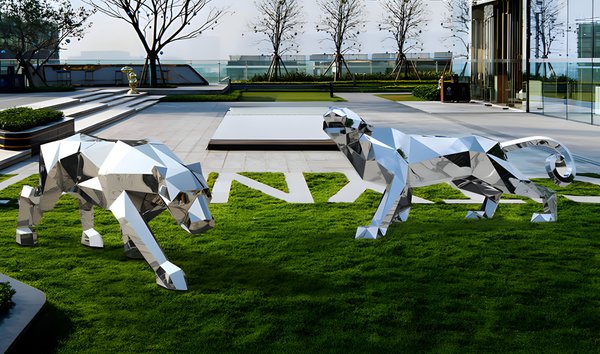 Giant Wildlife Sculptures (14851162)