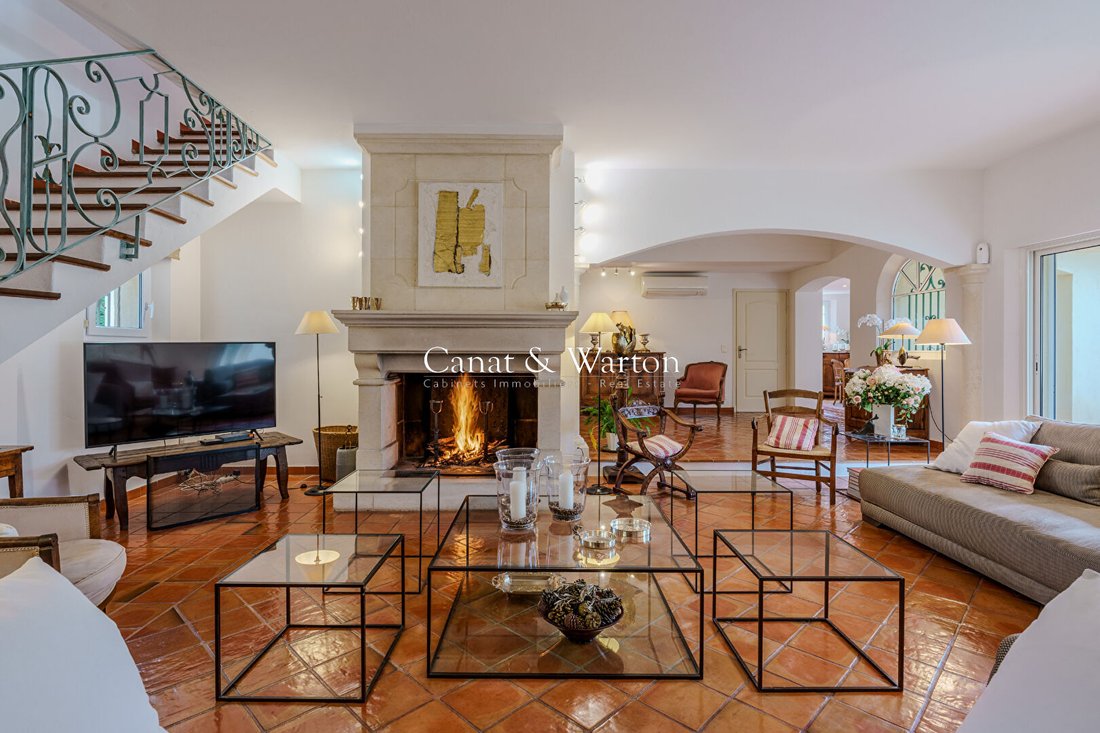 Villa In Saint Raphaël, Provence Alpes Côte D'azur, France For Sale