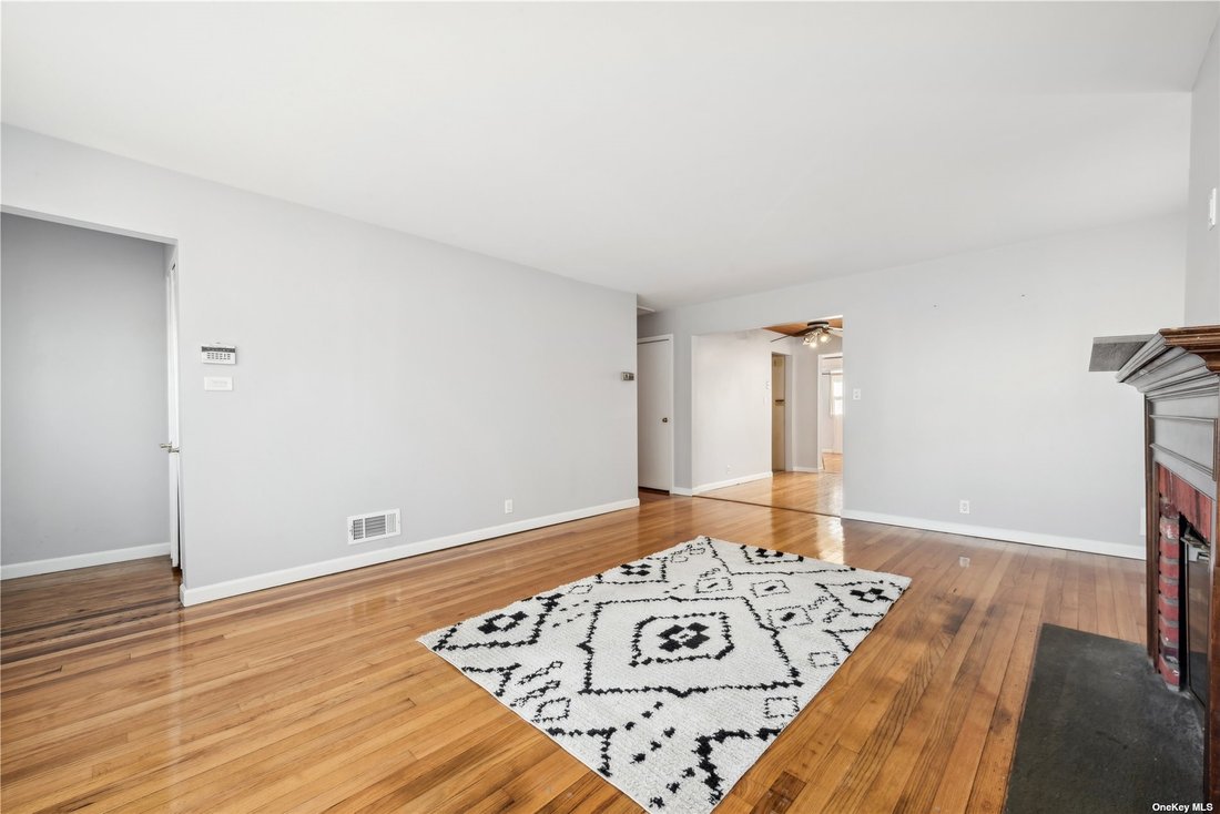 House Merrick In Merrick, New York, United States For Sale (14852675)