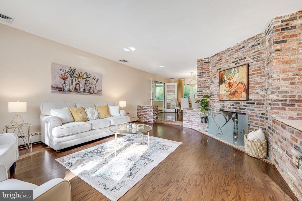 6 Bedrooms Single Family Detached In Arlington, Virginia, United States