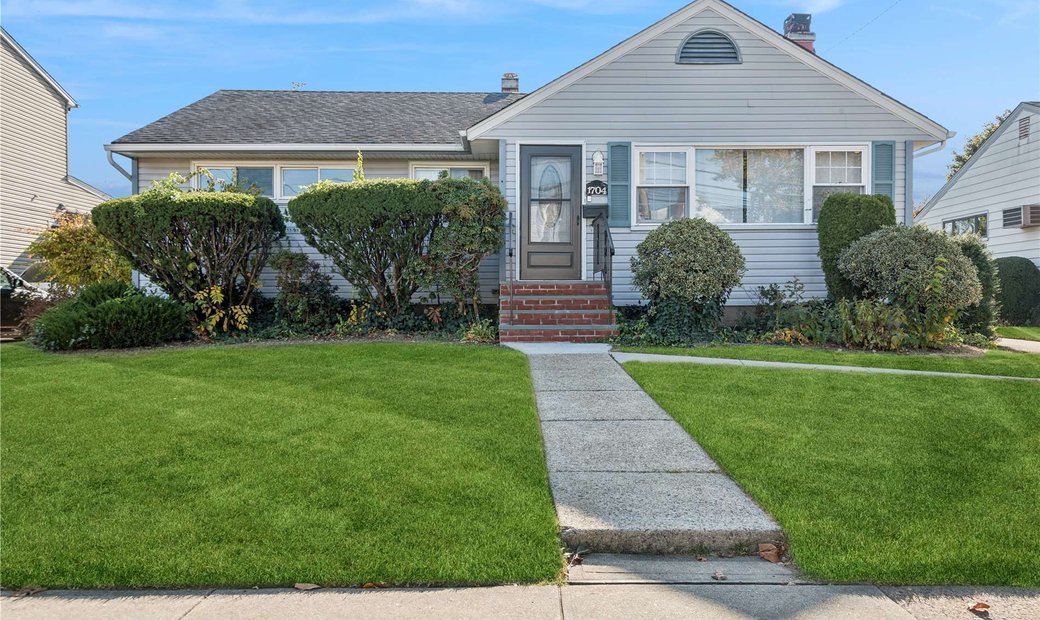 House Merrick In Merrick, New York, United States For Sale (14852675)