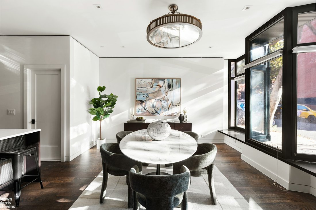 Cobble Hill Charmer In New York, New York, United States For Sale