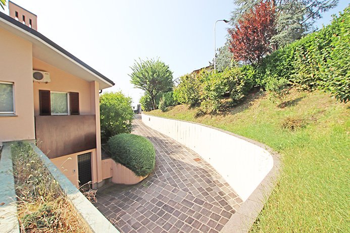 Villa in Alzano Lombardo, Lombardy, Italy 4 - 14855884