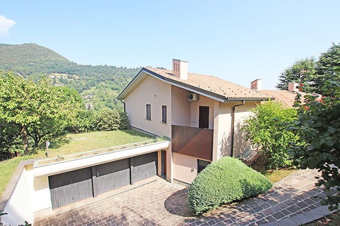 Villa in Alzano Lombardo, Lombardy, Italy 1 - 14855884