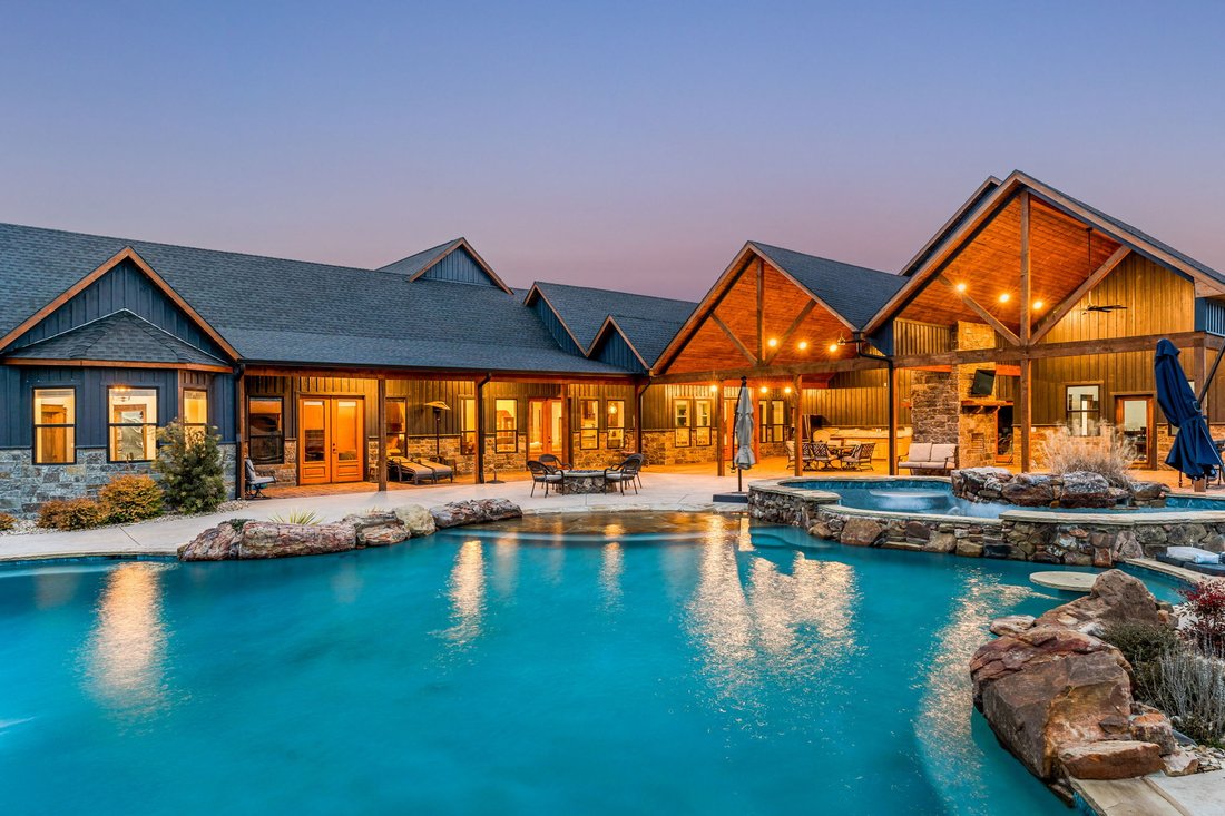 Texas Luxury Ranch Auction In Paris, Texas, United States For Sale