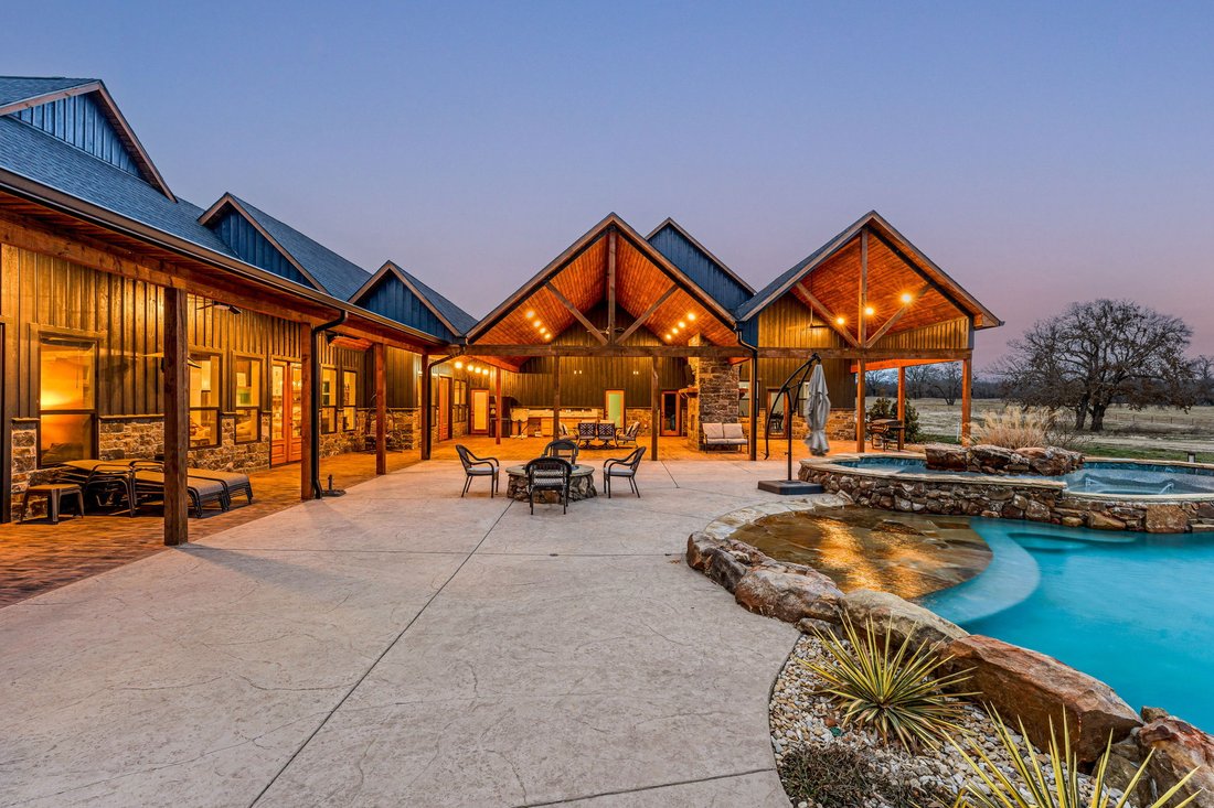 Texas Luxury Ranch Auction In Paris, Texas, United States For Sale