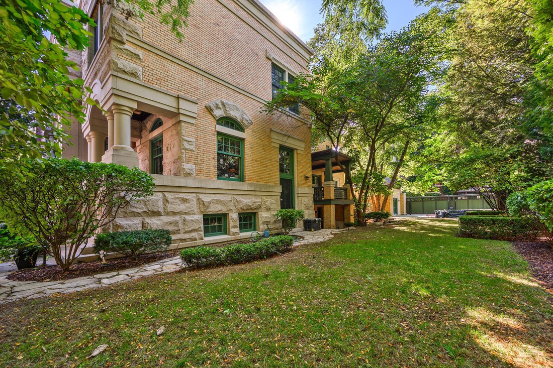 2210 N Orchard Street In Chicago, Illinois, United States For Sale