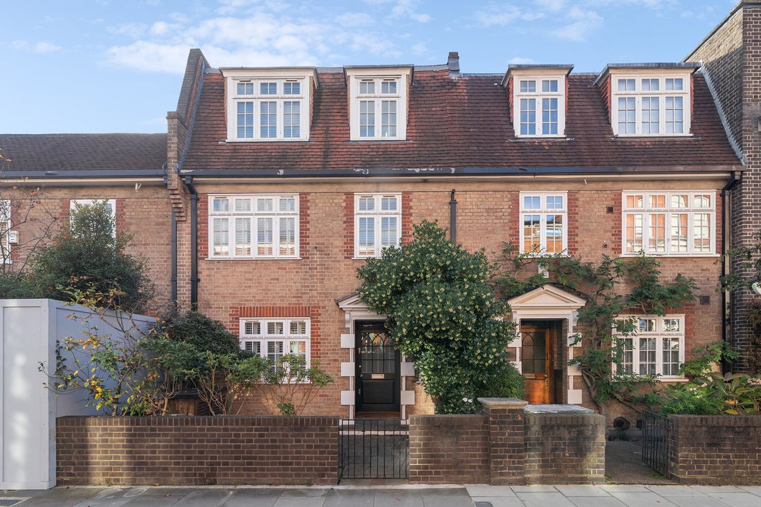 Wonderful Family Home With A Private Walled In London, England, United