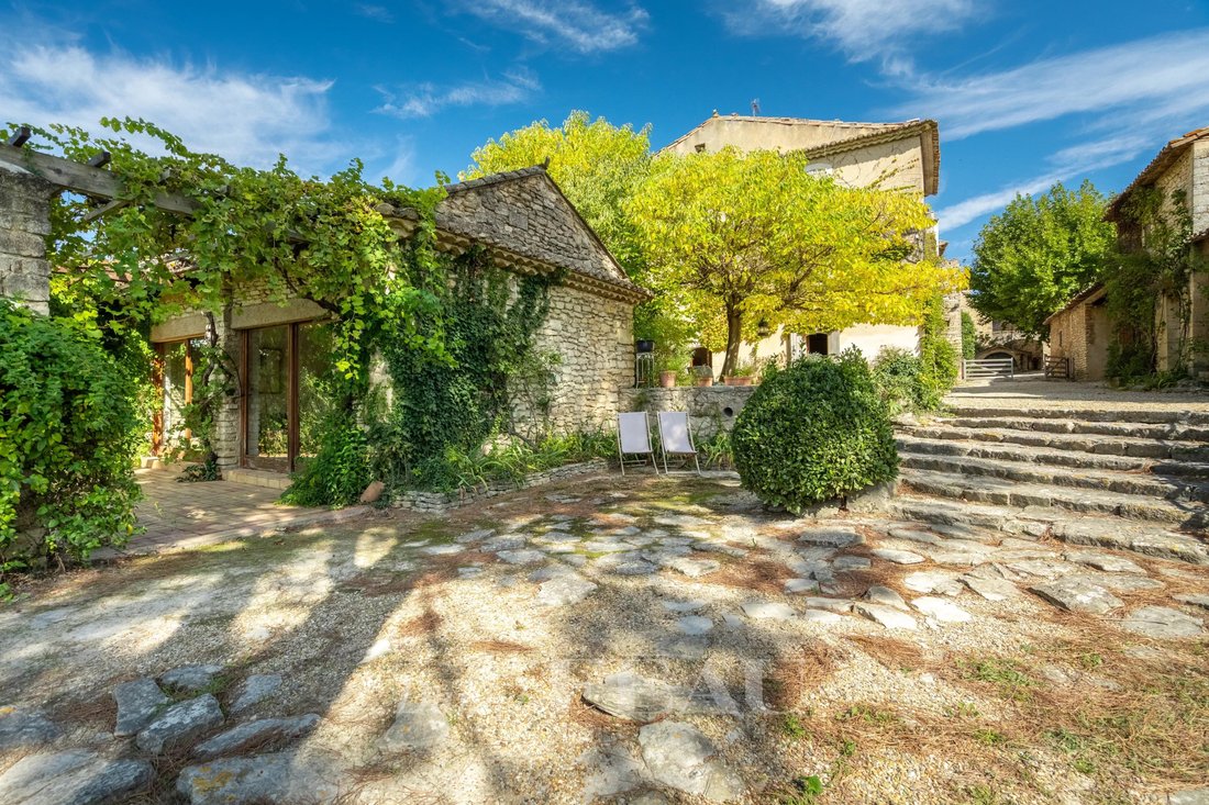 Country House in Gordes, Provence-Alpes-Côte d'Azur, France 4 - 14742115