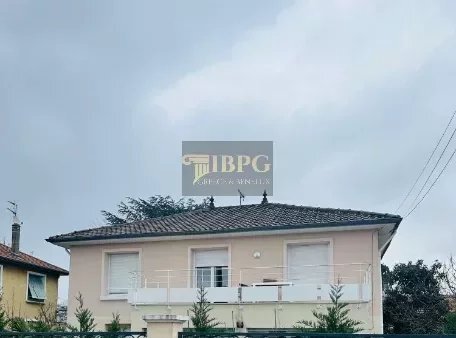 Villa in Decines-Charpieu, Auvergne-Rhône-Alpes, France 2 - 14857012