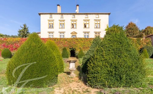 Estate in Lamure-sur-Azergues, Auvergne-Rhône-Alpes, France 1