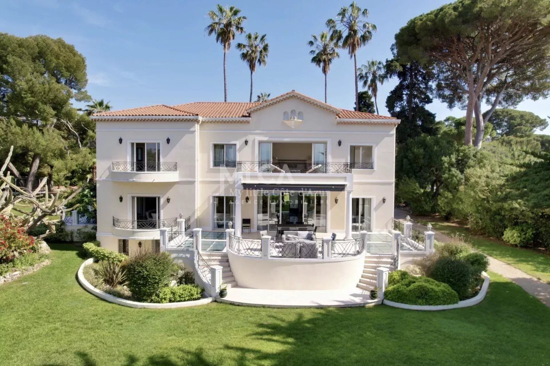 Villa in Antibes, Provence-Alpes-Côte d'Azur, France 1 - 14857152