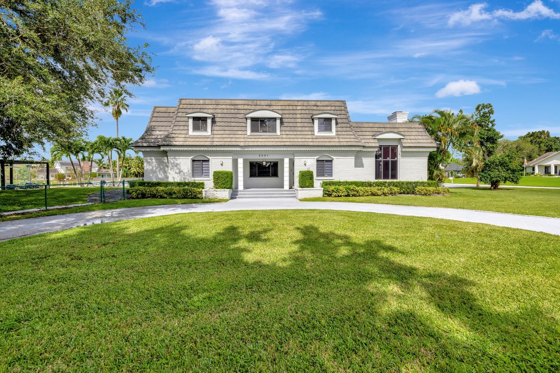 Charming Cape Cod Style Home With Contemporary In Davie, Florida