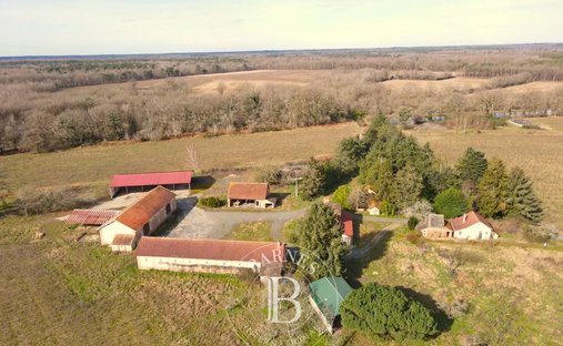 17th Century Castle And Its Outbuildings On Approximately 10 Hectares