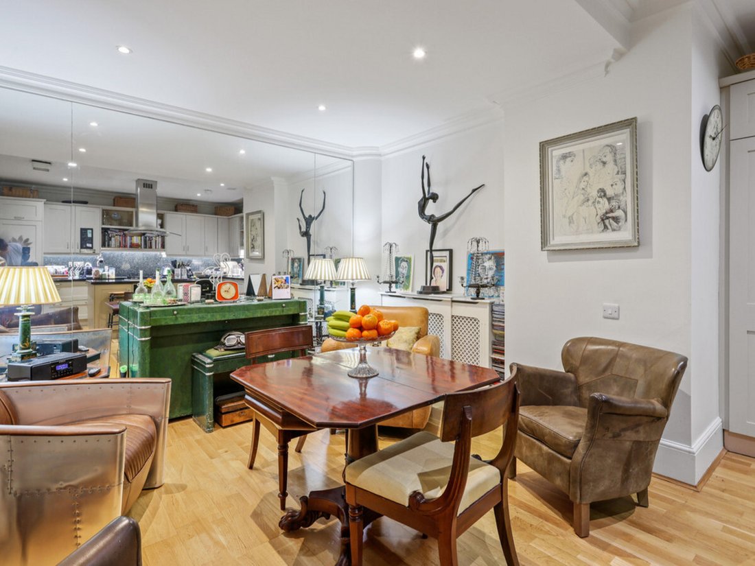 A Beautiful Two Double Bedroom Lateral In London, England, United