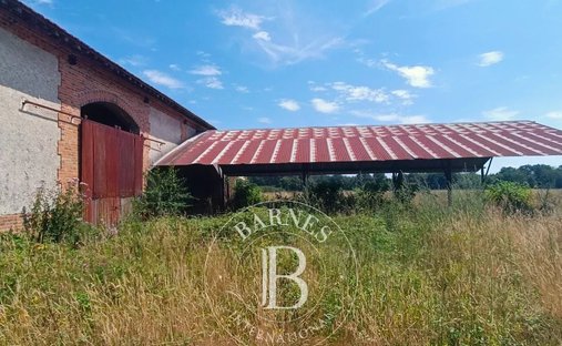 17th Century Castle And Its Outbuildings On Approximately 10 Hectares