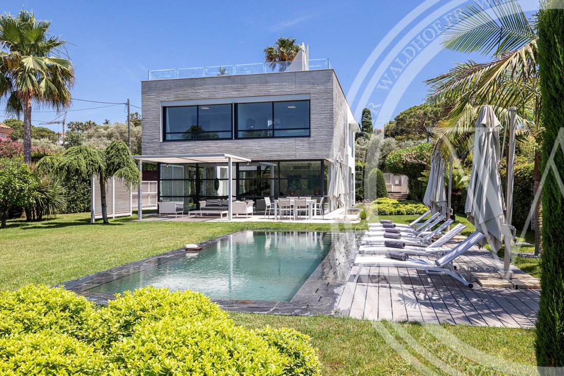 Villa in Antibes, Provence-Alpes-Côte d'Azur, France 1 - 14438018