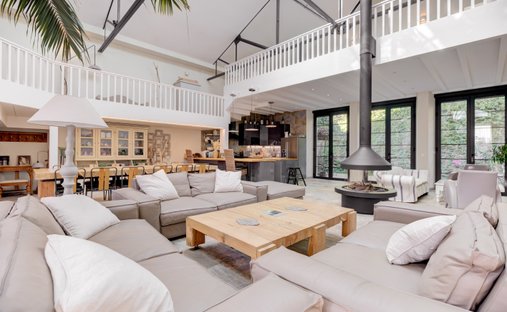 Townhouse in Saint Nicolas, Cannes, France 1